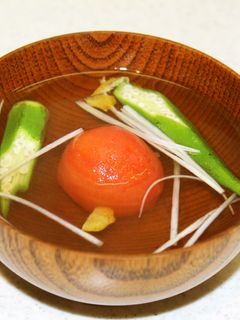 簡単!丸ごとトマトとオクラのお吸い物-レシピのメイン写真