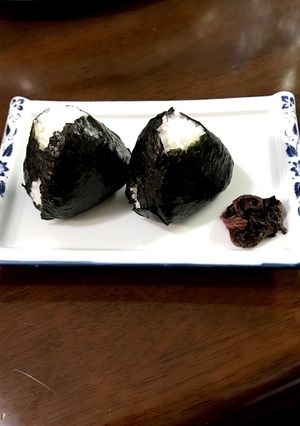 無駄なく簡単美味しい♡ 梅しそおにぎり-レシピのメイン写真