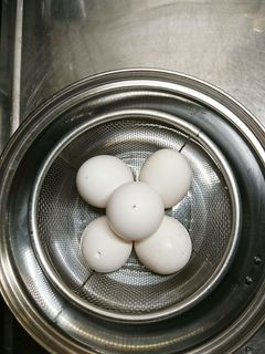少ない水で黄身が真ん中の茹で玉子-レシピのメイン写真