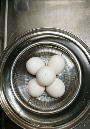 少ない水で黄身が真ん中の茹で玉子-レシピのメイン写真