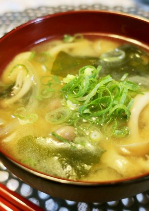 玉ねぎとしめじとワカメの味噌汁-レシピのメイン写真