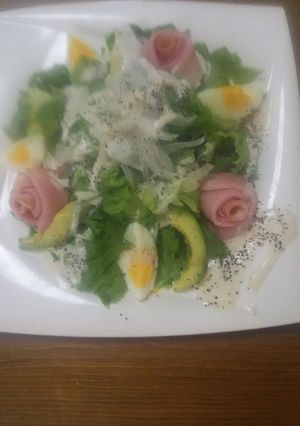 薔薇が簡単！アボカドの薔薇シーザーサラダ-レシピのメイン写真