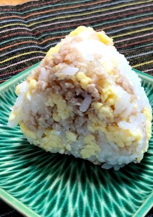 鶏そぼろでおにぎり♡-レシピのメイン写真