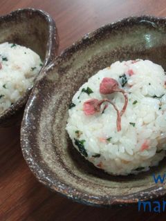 お花見に♡桜とワカメのおにぎり-レシピのメイン写真