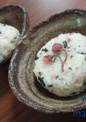 お花見に♡桜とワカメのおにぎり-レシピのメイン写真