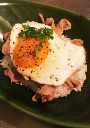 タイ風豚と目玉焼き丼ぶり-レシピのメイン写真