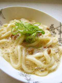お皿1つで簡単!納豆たまごうどん-レシピのメイン写真