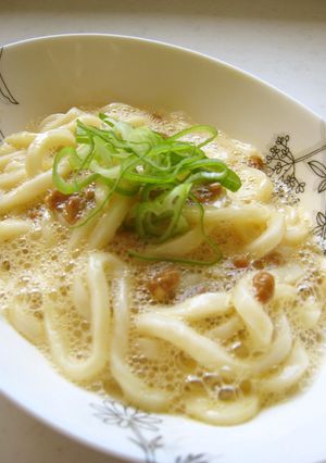お皿１つで簡単！納豆たまごうどん-レシピのメイン写真