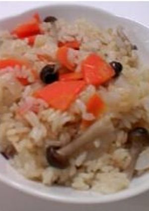 炊飯器でシメジとニンジンと玉ネギのピラフ-レシピのメイン写真