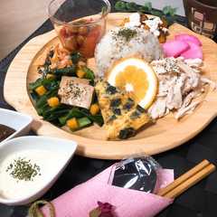 รูปของ 柔らか茹で鶏むね肉と鶏のだしもち麦ご飯