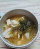 豆腐とちくわととろろ昆布のお味噌汁
