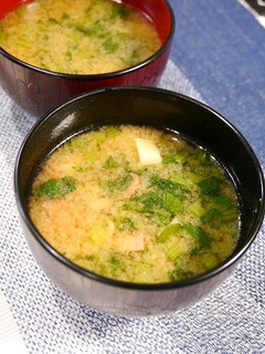 簡単!小松菜とカニカマのごま味噌汁-レシピのメイン写真