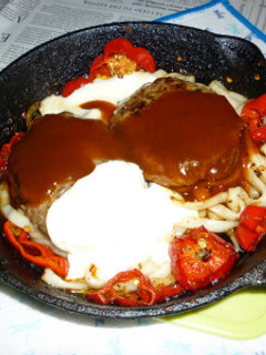 Wハンバーグ+赤ピーマン+チーズ焼うどん-レシピのメイン写真