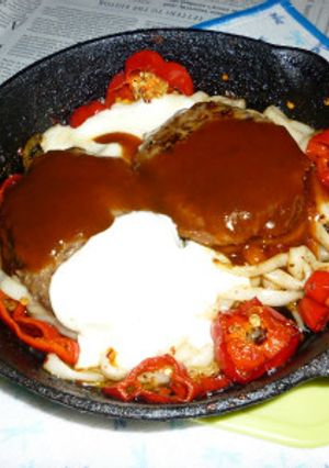Wハンバーグ＋赤ピーマン＋チーズ焼うどん-レシピのメイン写真