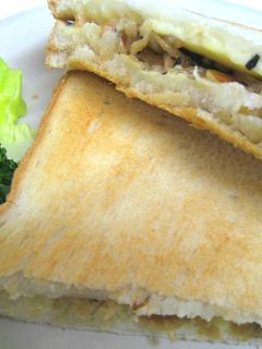 ホットサンド風♪煮物でおかずトースト-レシピのメイン写真