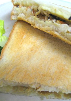 ホットサンド風♪煮物でおかずトースト-レシピのメイン写真