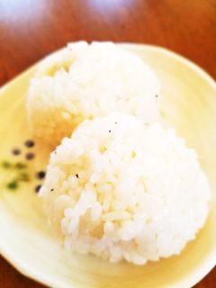 チーズと黒胡椒、ごま油でにぎるおにぎり-レシピのメイン写真