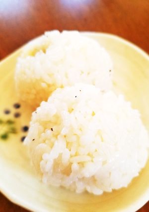 ザーサイ、黒胡椒、ごま油で作るおにぎり-レシピのメイン写真