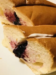 ヨーグルトパン☆蜂蜜&ブルーベリージャム-レシピのメイン写真