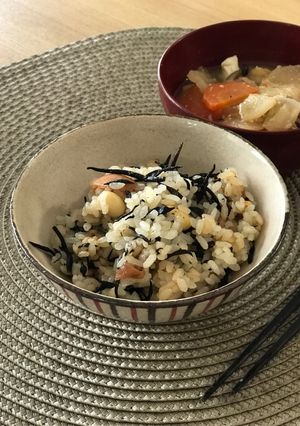 さっぱり梅ひじき炊き込みご飯-レシピのメイン写真