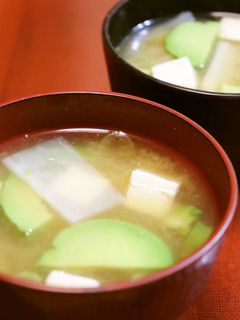 朝夕♪美味♪アボカドと大根と豆腐の味噌汁-レシピのメイン写真