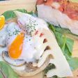 チーズソースのエッグベネディクト
