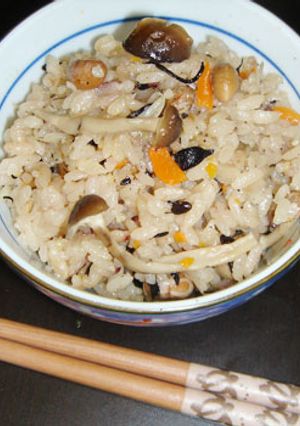 おかず不要！ひじきと福豆の炊き込みご飯　-レシピのメイン写真