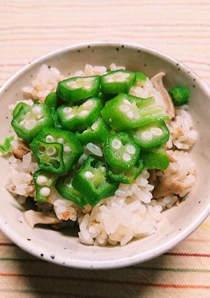材料2つ。椎茸の軸の炊き込みご飯-レシピのメイン写真
