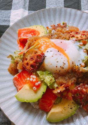 サーモンとアボカドのカフェ丼＊温玉のせ-レシピのメイン写真