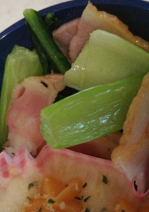 緑と赤のおかず♪小松菜ベーコン炒め-レシピのメイン写真