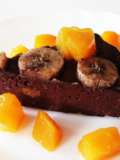 濃厚豆腐バナナチョコブラウニー黄桃添え☆-レシピのメイン写真
