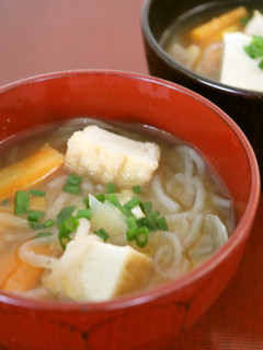 朝昼夕♪糸こんにゃく玉ねぎ人参の味噌汁-レシピのメイン写真