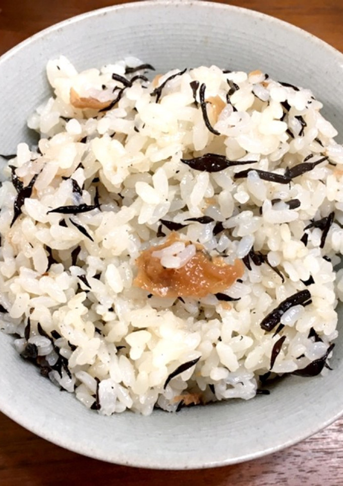 簡単★梅とひじきの炊き込みご飯-レシピのメイン写真