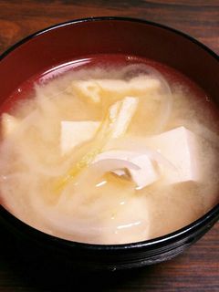 簡単☆お揚げと玉ねぎ・豆腐のお味噌汁♪-レシピのメイン写真