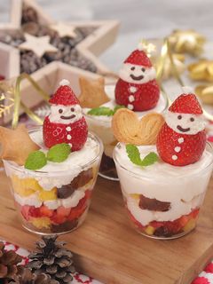 かわいい♪サンタいちごのカップデザート-レシピのメイン写真