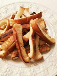 パンの耳 バター焼き蜂蜜かけ-レシピのメイン写真