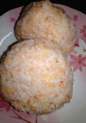鮭フレーク&あげ玉入りおむすび(旨い)-レシピのメイン写真