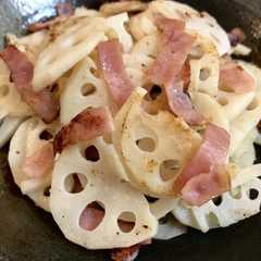 รูปของ れんこんとベーコンのペペロンチーノ炒め