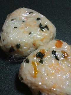 鮭フレーク&ワカメ&梅干しおむすび-レシピのメイン写真