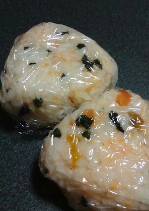 鮭フレーク&ワカメ&梅干しおむすび-レシピのメイン写真