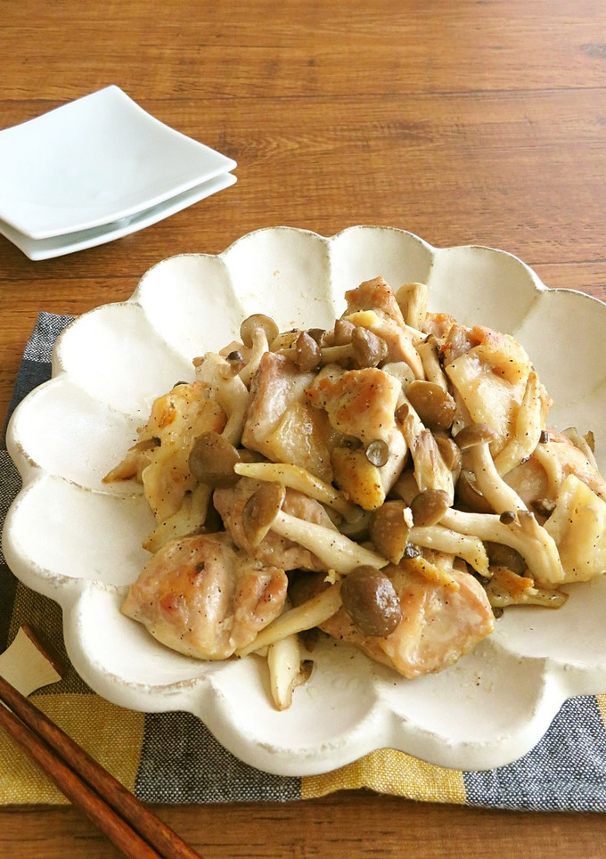 ご飯が進む◎鶏肉としめじの黒こしょう炒め-レシピのメイン写真