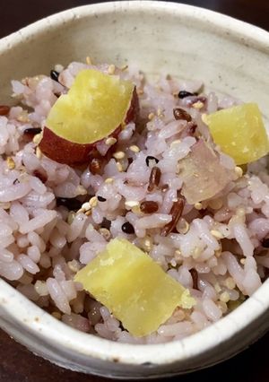 秋のご馳走♪ホクホクさつまいも雑穀ごはん-レシピのメイン写真