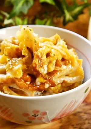 これぞ手抜き節約飯！お揚げと竹輪の玉子丼-レシピのメイン写真