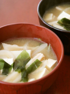 朝昼夕♪美味♪蓮根と玉ねぎと豆腐の味噌汁-レシピのメイン写真