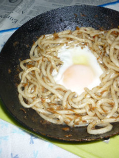 夜食用にシンプルな月見焼きうどん-レシピのメイン写真