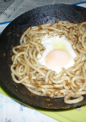 夜食用にシンプルな月見焼きうどん-レシピのメイン写真