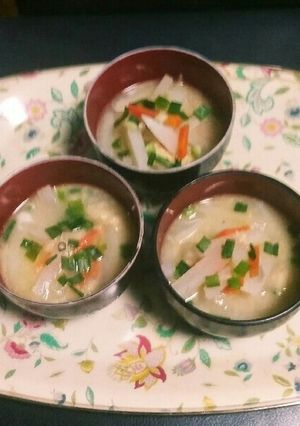 松山あげと大根と人参の味噌汁(^q^)☺-レシピのメイン写真