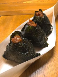 隠れとろろ昆布と梅のおにぎり-レシピのメイン写真