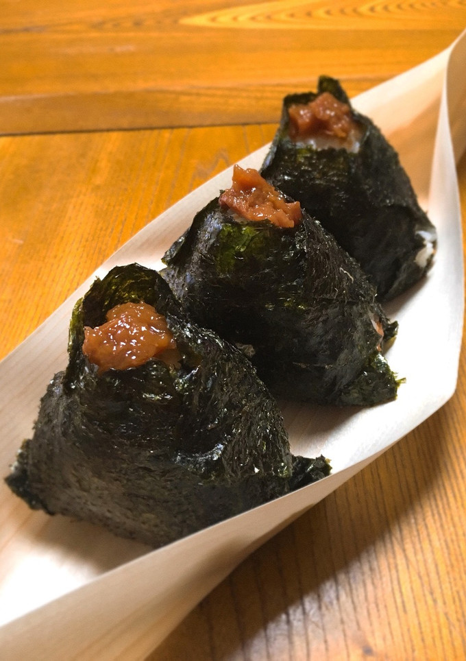 隠れとろろ昆布と梅のおにぎり-レシピのメイン写真