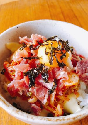 時短！ハマる美味しさ生ハムユッケ丼-レシピのメイン写真